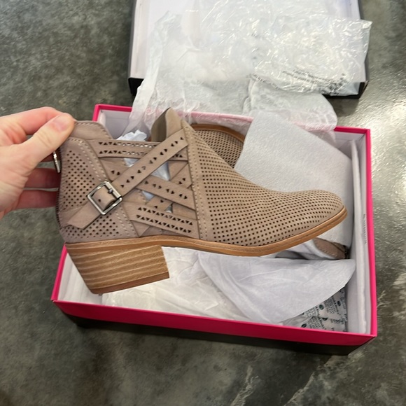 NWT Vince Camuto Women’s 6 1/2 VC-Pranika Wild Mushroom True Suede - Picture 6 of 9